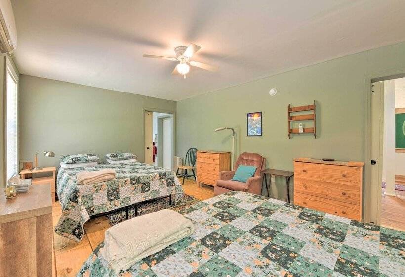 Bright Converted Schoolhouse In Chesterfield!