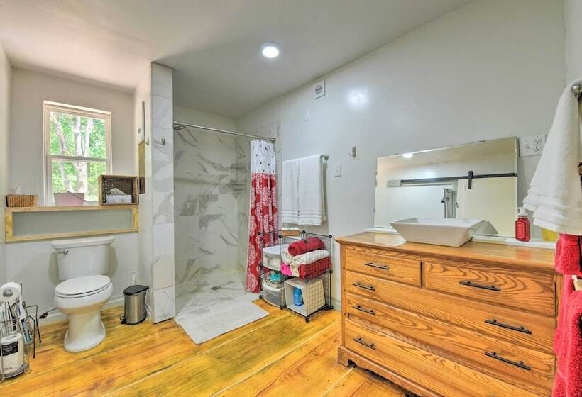 Bright Converted Schoolhouse In Chesterfield!