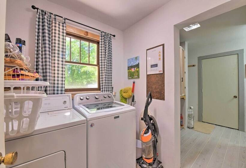 Bright Converted Schoolhouse In Chesterfield!