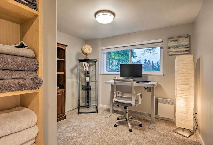 Bright Edmonds Abode W/ Patio & Dining Table!