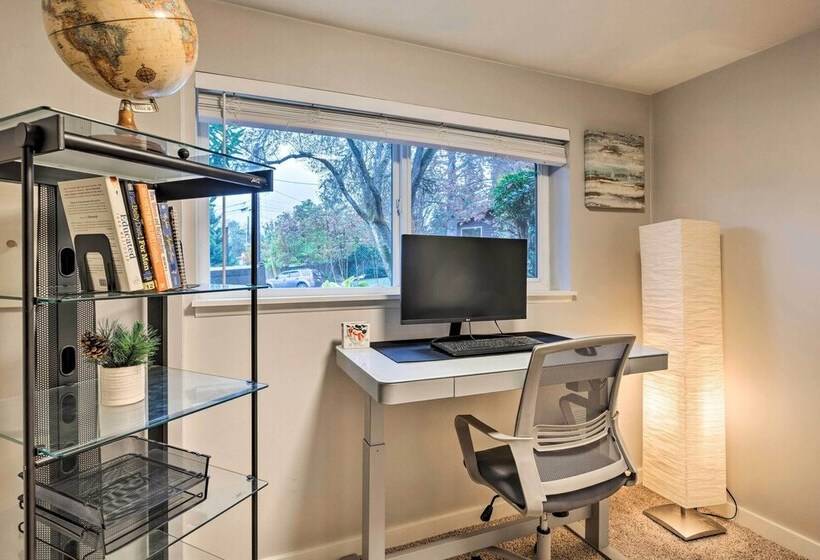 Bright Edmonds Abode W/ Patio & Dining Table!