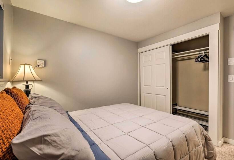 Bright Edmonds Abode W/ Patio & Dining Table!