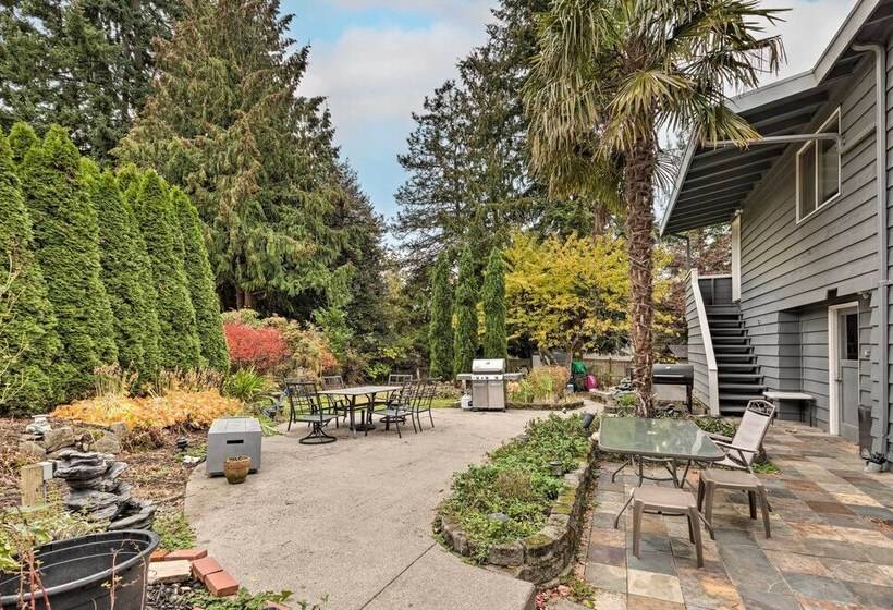 Bright Edmonds Abode W/ Patio & Dining Table!