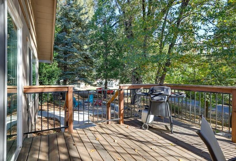 Furnished Deck & Fire Pit: Sherwood Forest Cabin