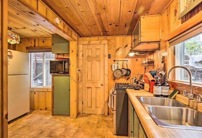 California Retreat W/ Deck, Fire Pit & Grill!