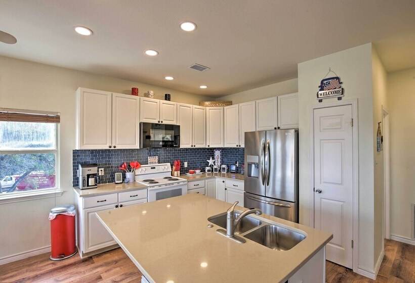 Canyon Lake Home W/ Game Room < 1 Mi To Boat Ramp!