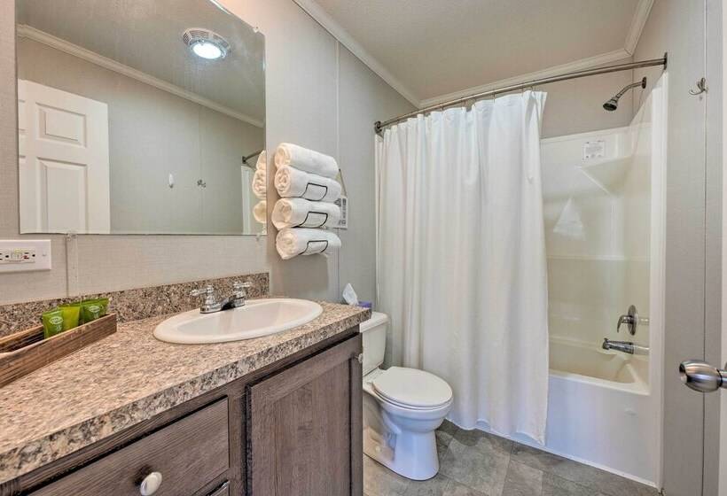 Cassopolis Cabin Close To Parks & Fishing!