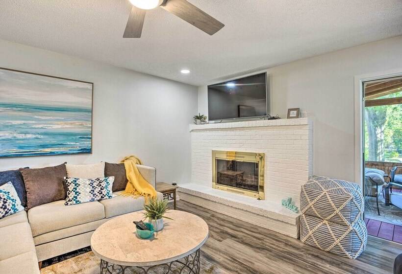 Cedar Creek Lake Home: Private Dock & Hot Tub