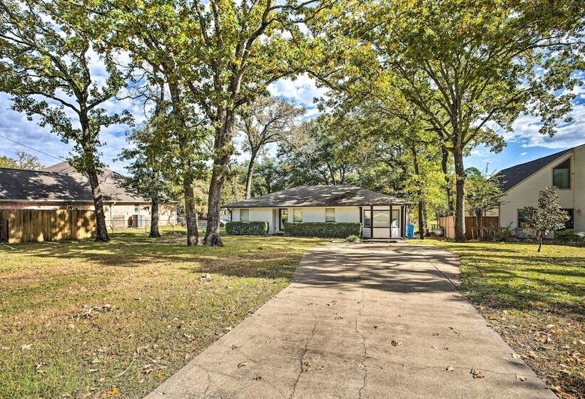 Cedar Creek Lake Home: Private Dock & Hot Tub