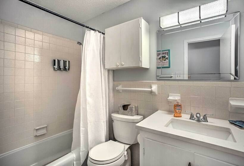 Cedar Creek Lake Home: Private Dock & Hot Tub