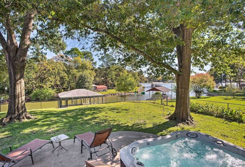 Cedar Creek Lake Home: Private Dock & Hot Tub