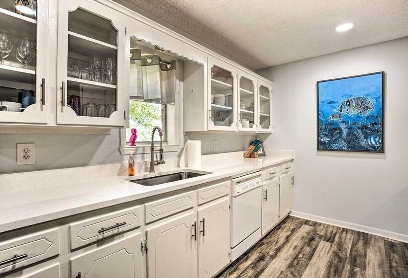 Cedar Creek Lake Home: Private Dock & Hot Tub