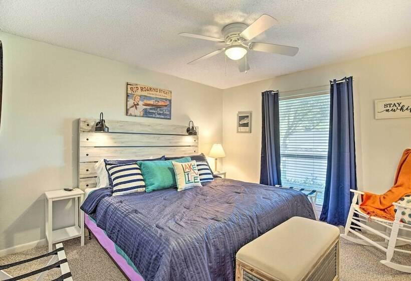 Cedar Creek Lake Home: Private Dock & Hot Tub