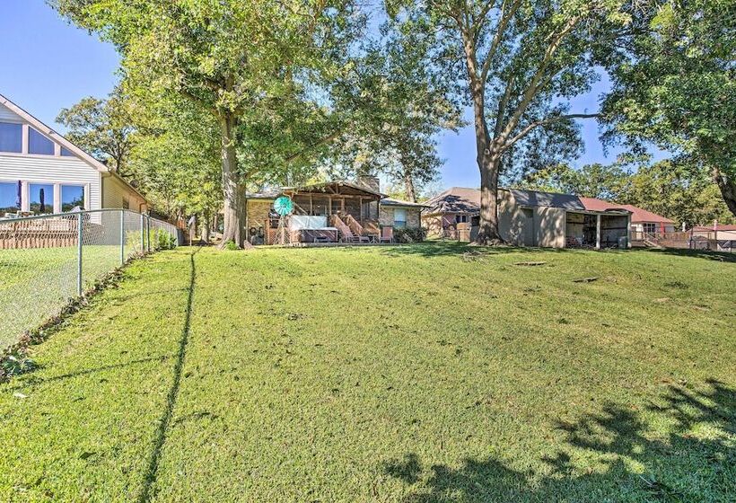 Cedar Creek Lake Home: Private Dock & Hot Tub