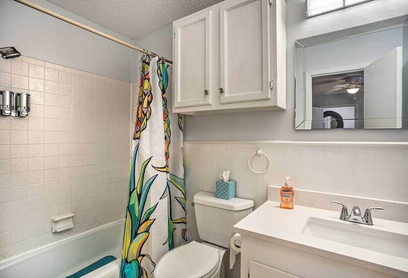 Cedar Creek Lake Home: Private Dock & Hot Tub