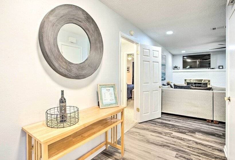 Cedar Creek Lake Home: Private Dock & Hot Tub