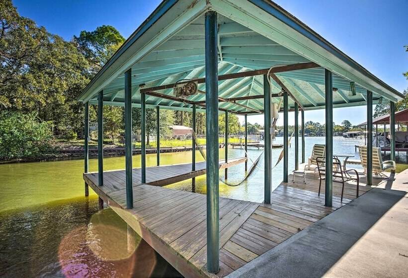 Cedar Creek Lake Home: Private Dock & Hot Tub