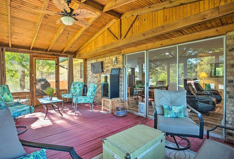 Cedar Creek Lake Home: Private Dock & Hot Tub