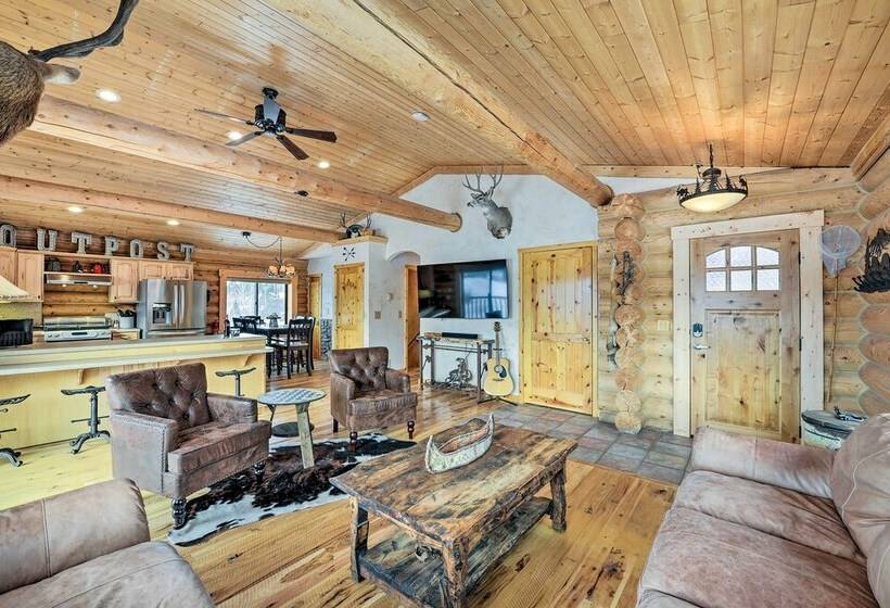 Charming Bedford Cabin W/ Private Hot Tub!