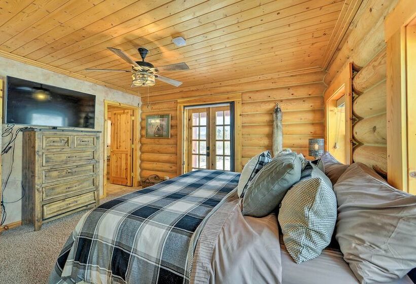 Charming Bedford Cabin W/ Private Hot Tub!