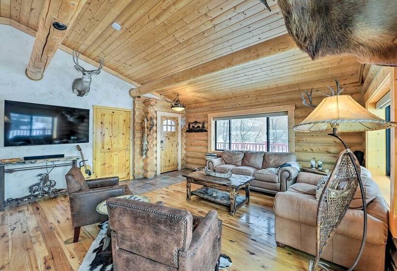 Charming Bedford Cabin W/ Private Hot Tub!