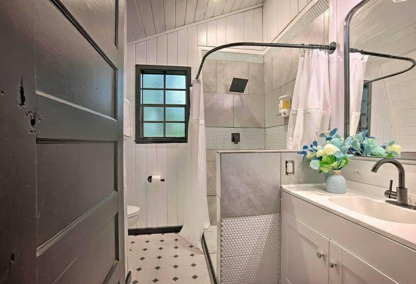 Charming Cabin Getaway: Fish, Boat + More!