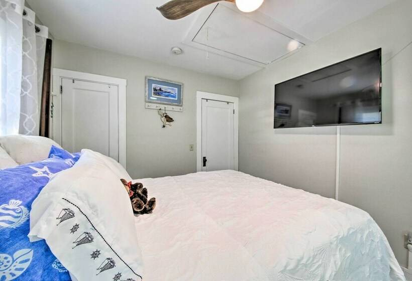 Charming East Boothbay Cottage W/ Large Yard!