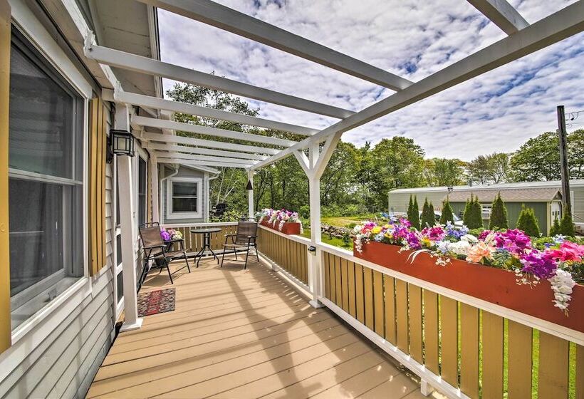 Charming East Boothbay Cottage W/ Large Yard!