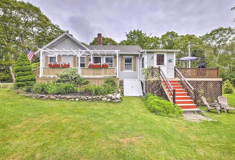 Charming East Boothbay Cottage W/ Large Yard!