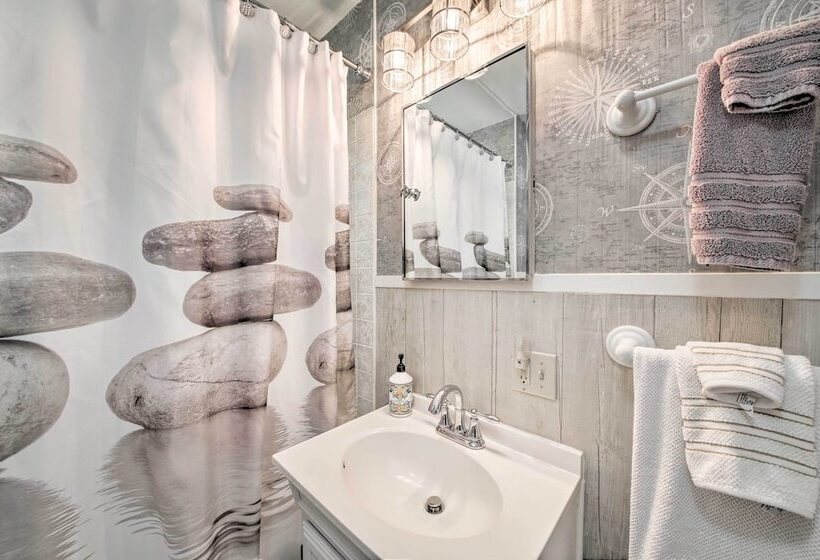 Charming East Boothbay Cottage W/ Large Yard!