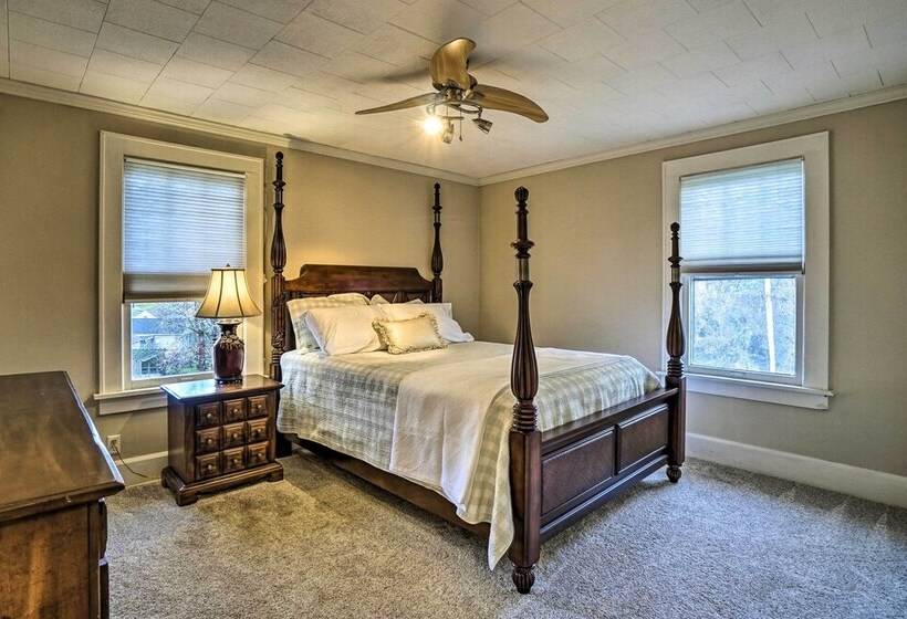 Charming & Family Friendly Zanesville Home!