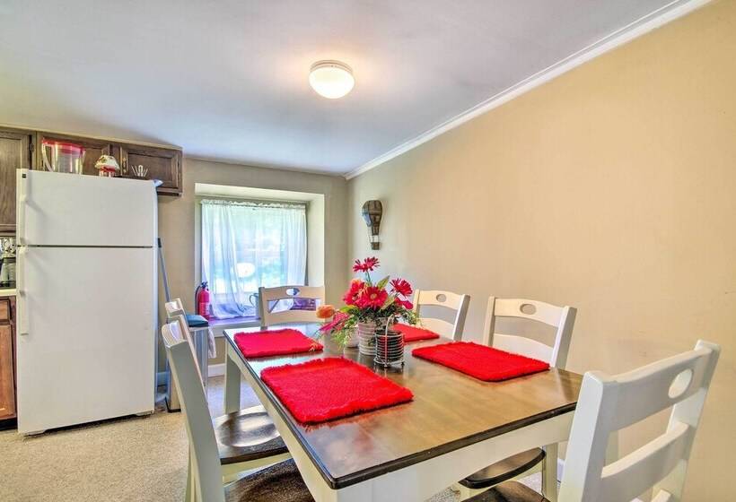 Charming Farm Cottage W/ Fire Pit + Grill!