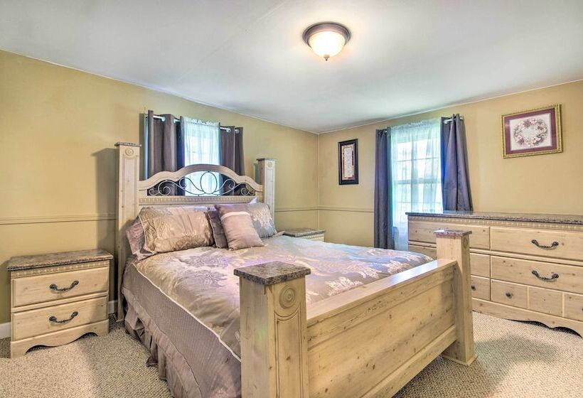 Charming Farm Cottage W/ Fire Pit + Grill!