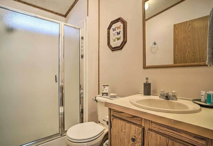 Charming Grants Pass Home W/ Large Backyard!