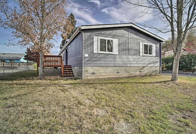 Charming Grants Pass Home W/ Large Backyard!