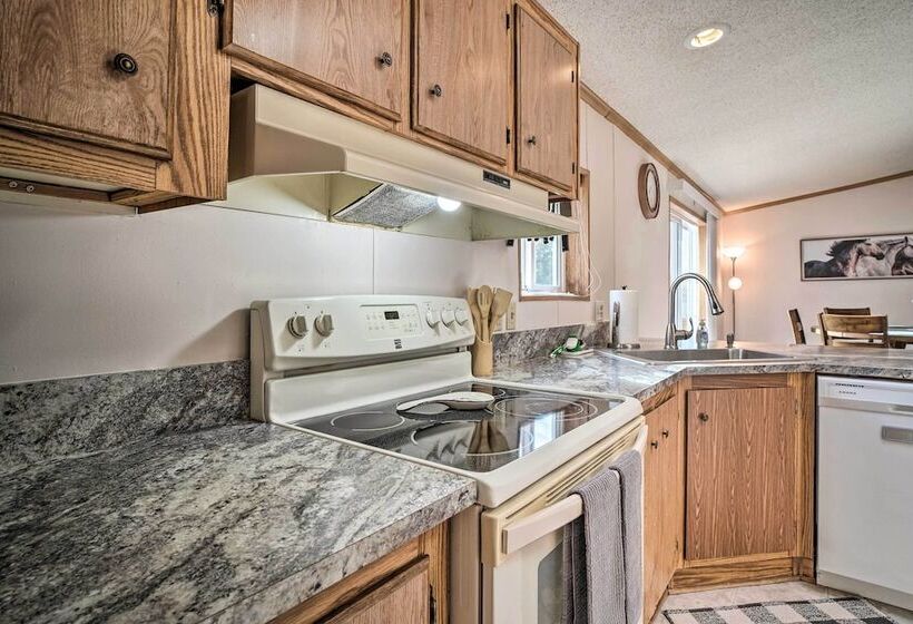 Charming Grants Pass Home W/ Large Backyard!