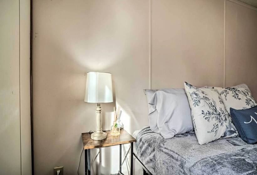 Charming Grants Pass Home W/ Large Backyard!