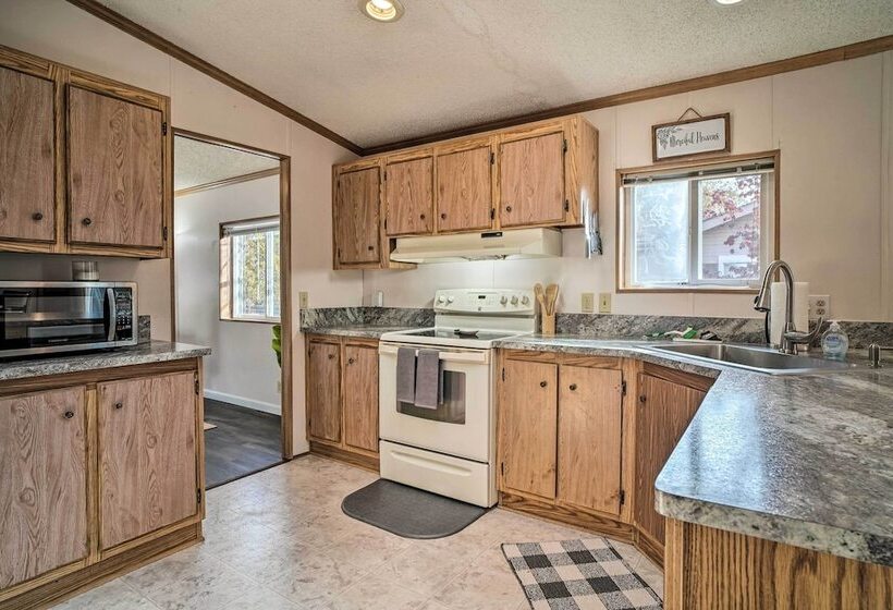 Charming Grants Pass Home W/ Large Backyard!