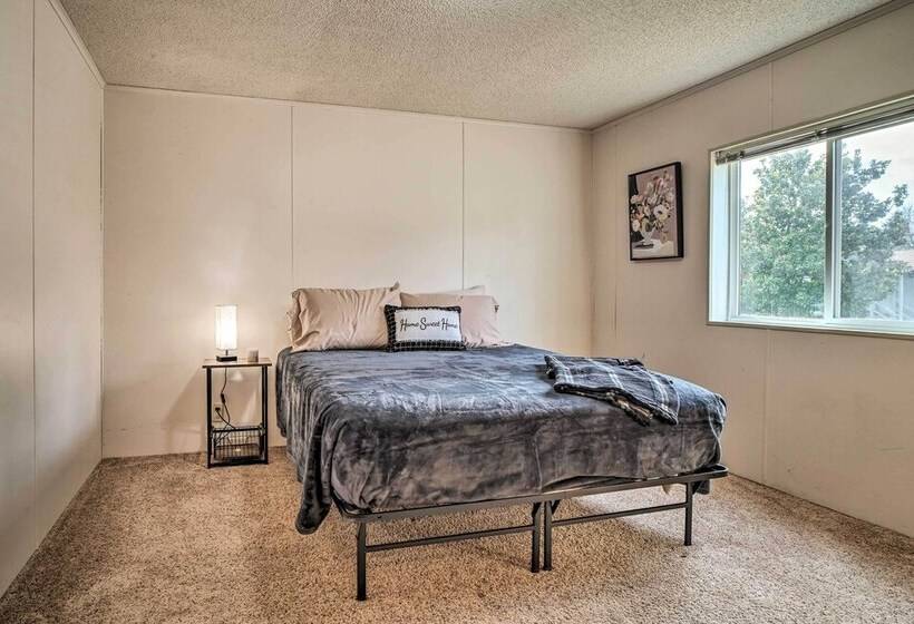 Charming Grants Pass Home W/ Large Backyard!