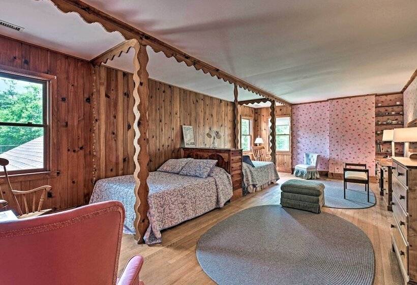 Charming Historic Family Home W/ Mountain Views!