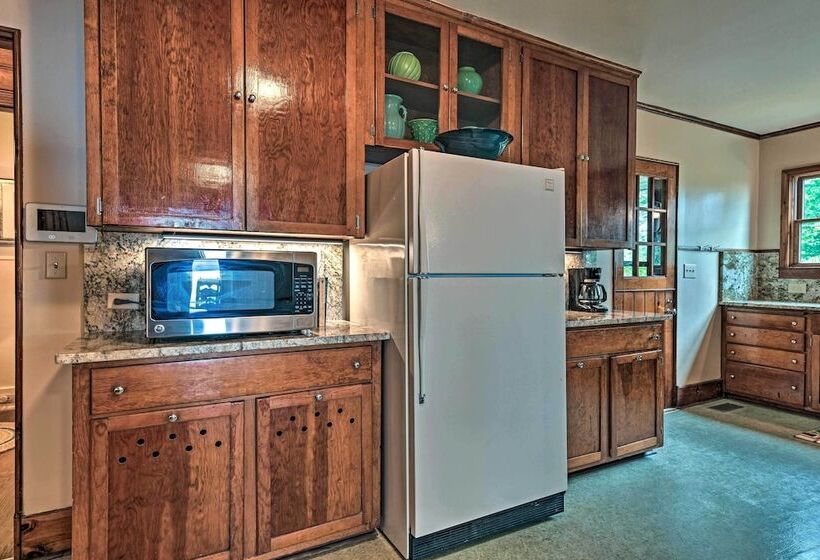 Charming Historic Family Home W/ Mountain Views!