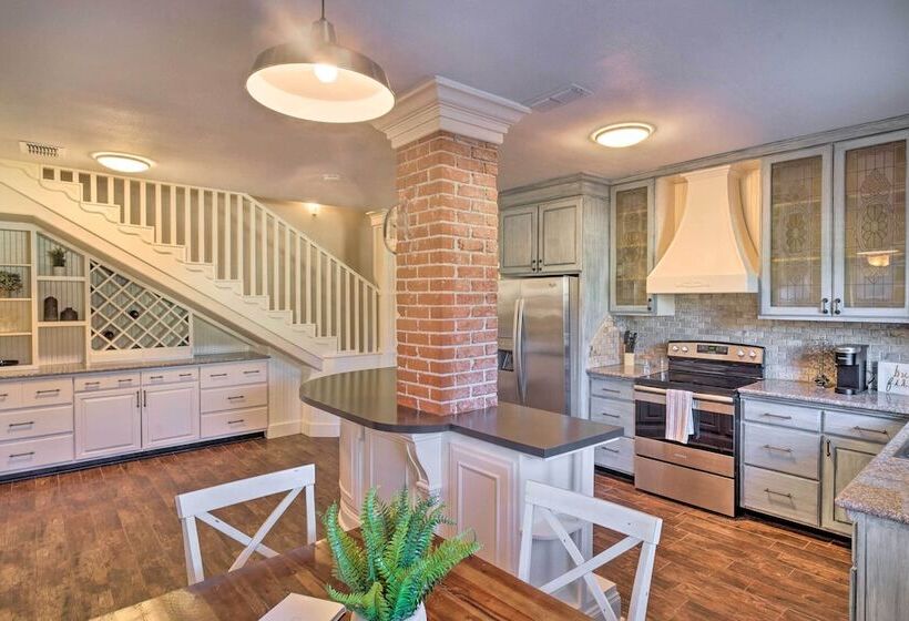 Charming Home W/ Yard   Half Mi To Texas Tech