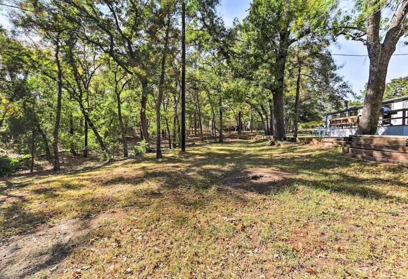 Charming Home W/ Deck & Yard 1 Mi To Lake Texoma