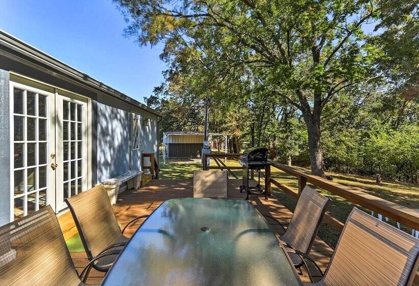 Charming Home W/ Deck & Yard 1 Mi To Lake Texoma