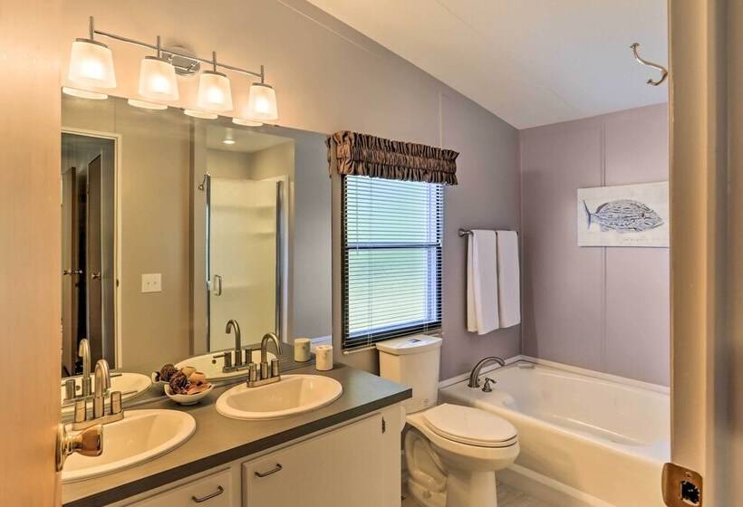 Charming Home W/ Deck & Yard 1 Mi To Lake Texoma