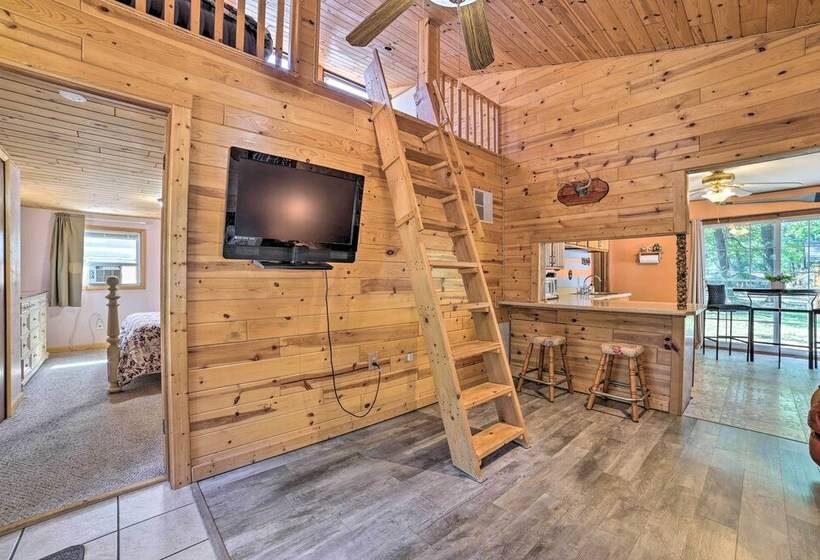 Charming Houghton Lake Cottage W/ Backyard!