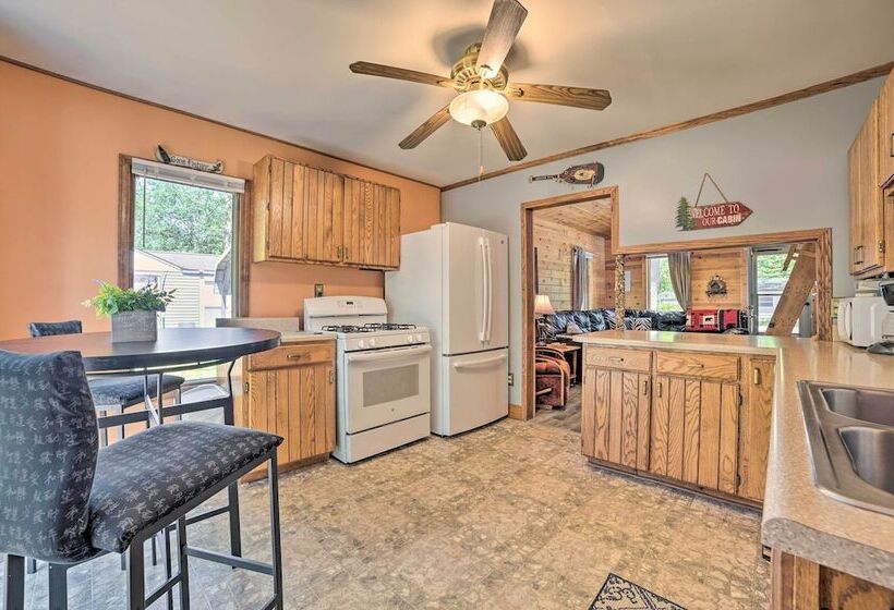 Charming Houghton Lake Cottage W/ Backyard!