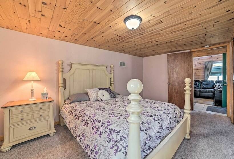 Charming Houghton Lake Cottage W/ Backyard!