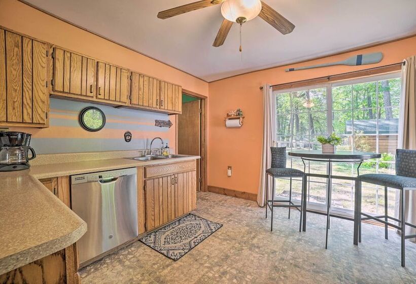 Charming Houghton Lake Cottage W/ Backyard!