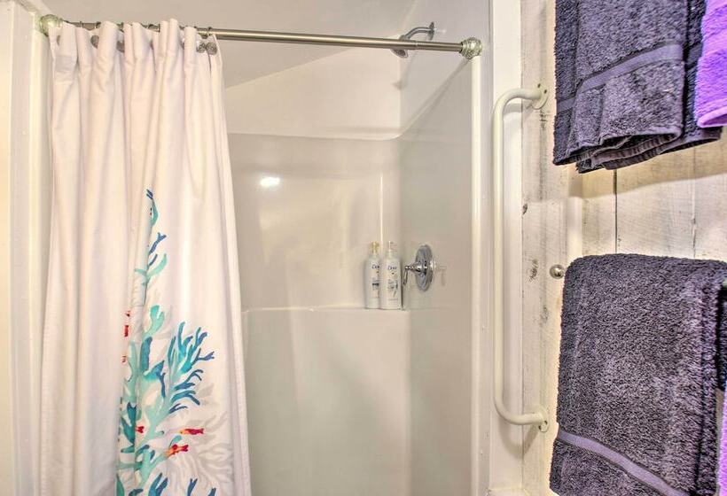 Charming Lakefront Cabin: Fish, Hike & More!